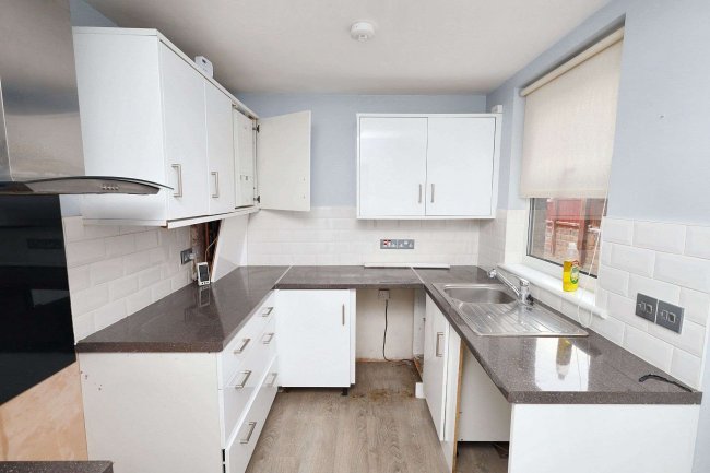 124 Netley Road, Newbury Park, Essex IG2 7NW 4
