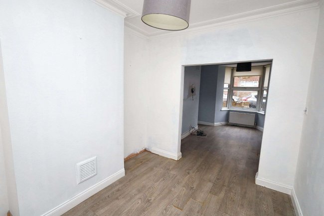 124 Netley Road, Newbury Park, Essex IG2 7NW 4