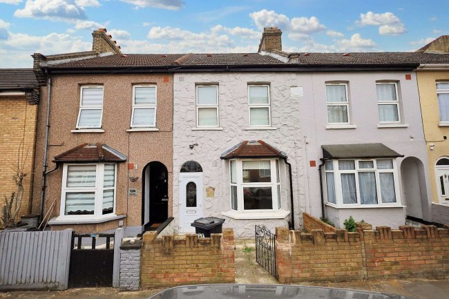124 Netley Road, Newbury Park, Essex IG2 7NW 4