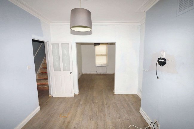 124 Netley Road, Newbury Park, Essex IG2 7NW 4