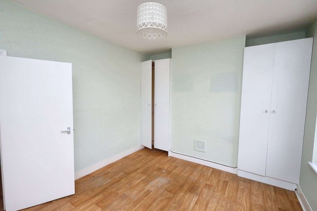 124 Netley Road, Newbury Park, Essex IG2 7NW 4