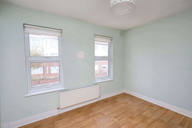124 Netley Road, Newbury Park, Essex IG2 7NW 4