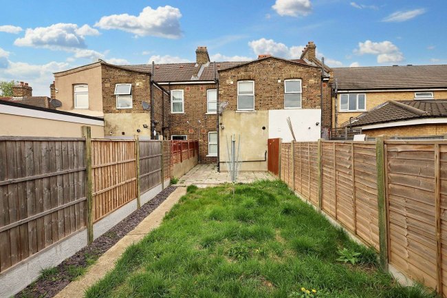 124 Netley Road, Newbury Park, Essex IG2 7NW 4