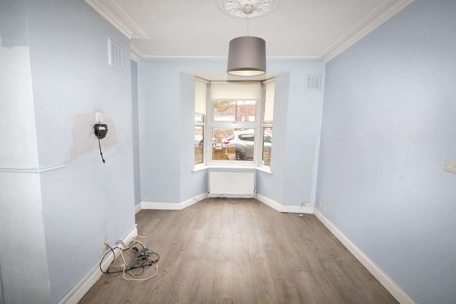 124 Netley Road, Newbury Park, Essex IG2 7NW 4