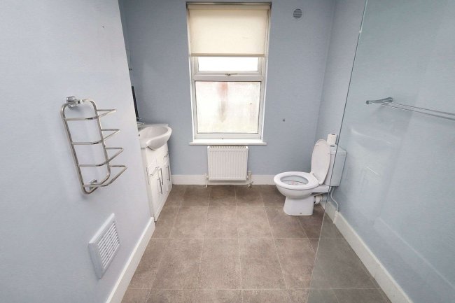 124 Netley Road, Newbury Park, Essex IG2 7NW 4