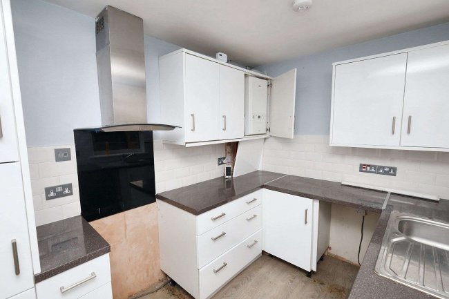 124 Netley Road, Newbury Park, Essex IG2 7NW 4