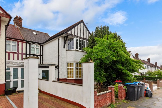 37 Oxgate Gardens, Cricklewood, London NW2 6EA 10