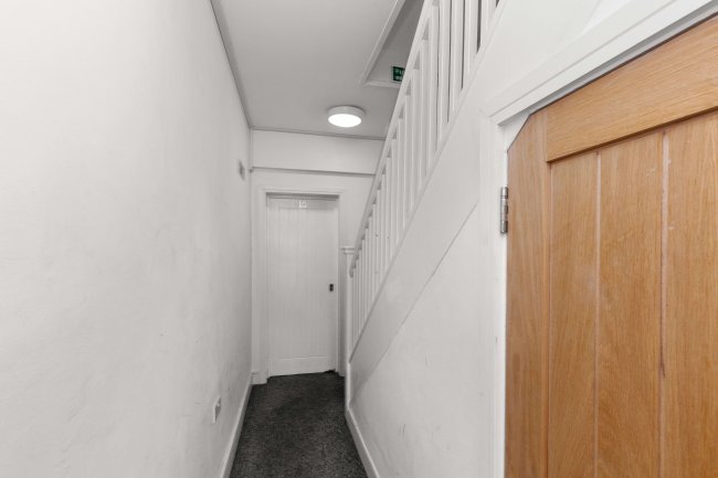 29 The Market, Wrythe Lane, Carshalton, Surrey SM5 1AG 8
