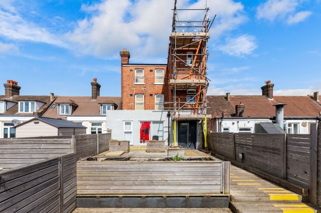 29 The Market, Wrythe Lane, Carshalton, Surrey SM5 1AG 8