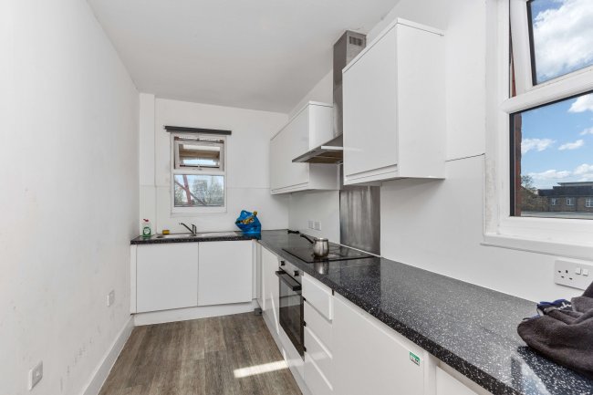 29 The Market, Wrythe Lane, Carshalton, Surrey SM5 1AG 8
