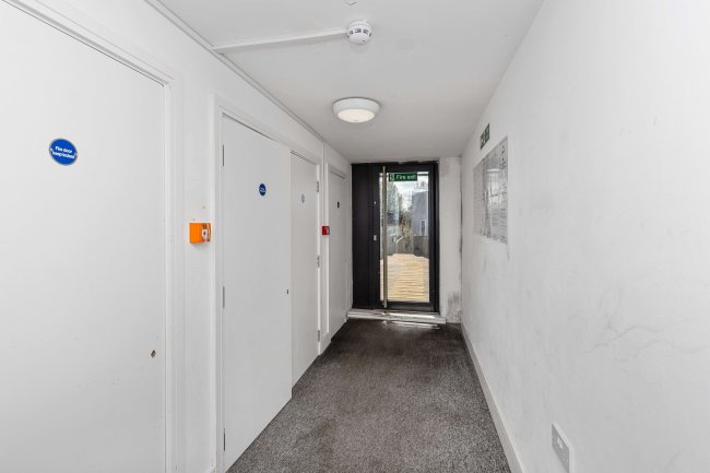 29 The Market, Wrythe Lane, Carshalton, Surrey SM5 1AG 8