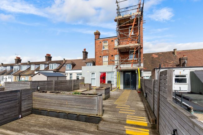 29 The Market, Wrythe Lane, Carshalton, Surrey SM5 1AG 8