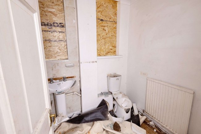 79 York Road, Dunscroft, Hatfield, Doncaster, South Yorkshire DN7 4NA 2