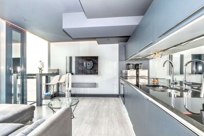 Flat 4401 Beetham Tower, 301 Deansgate, Manchester M3 4LQ 9