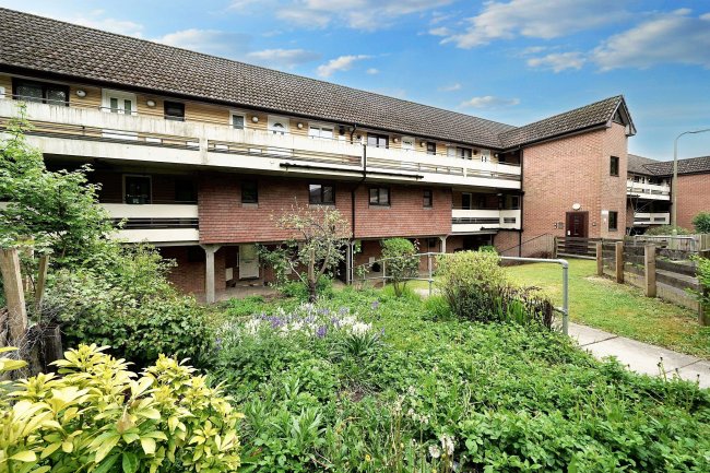 Flat 19 Atholl Court and garden, Kingsway Gardens, Andover, SP10 4BB 5