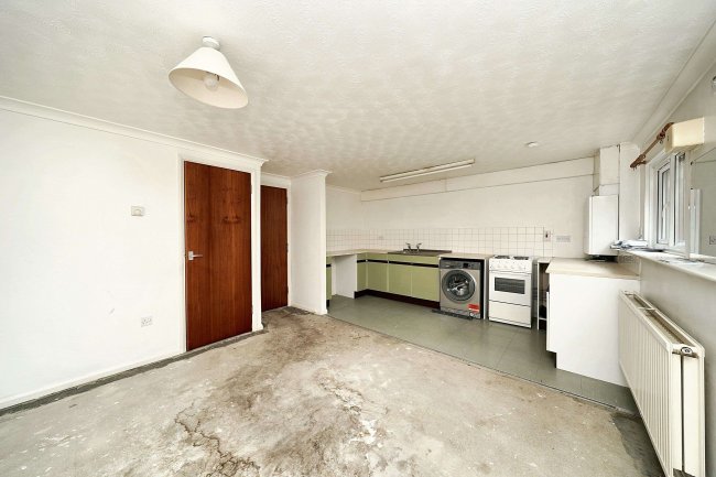 Flat 35 Atholl Court & Garage, Kingsway Gardens, Andover, SP10 4BB 1