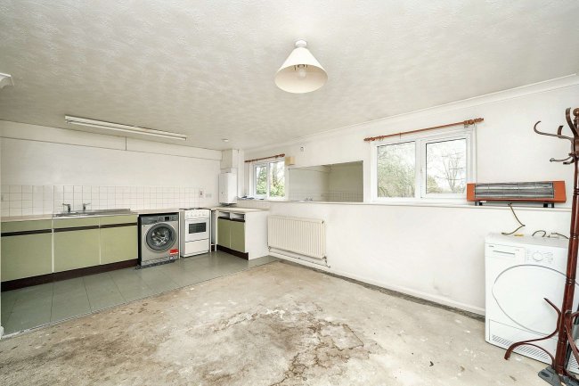Flat 35 Atholl Court & Garage, Kingsway Gardens, Andover, SP10 4BB 1