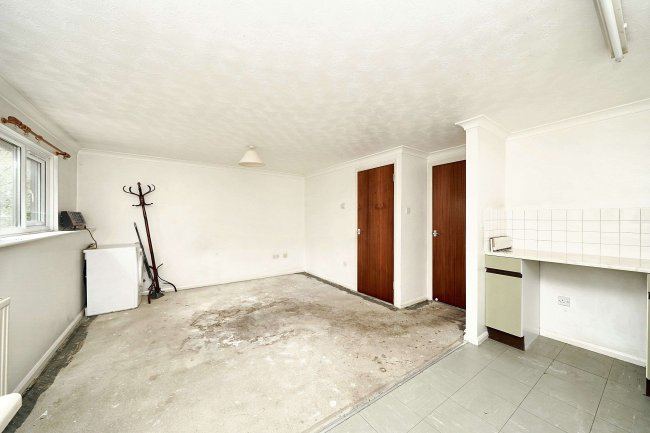 Flat 35 Atholl Court & Garage, Kingsway Gardens, Andover, SP10 4BB 1