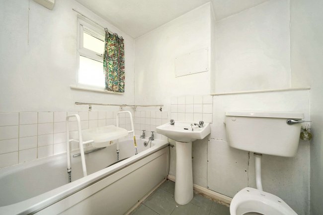 Flat 35 Atholl Court & Garage, Kingsway Gardens, Andover, SP10 4BB 1