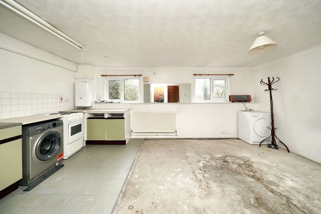 Flat 35 Atholl Court & Garage, Kingsway Gardens, Andover, SP10 4BB 1