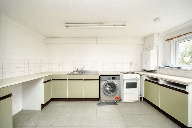 Flat 35 Atholl Court & Garage, Kingsway Gardens, Andover, SP10 4BB 1