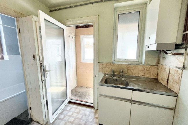 60 De'arn Gardens, Mitcham, Surrey, CR4 3AY 10