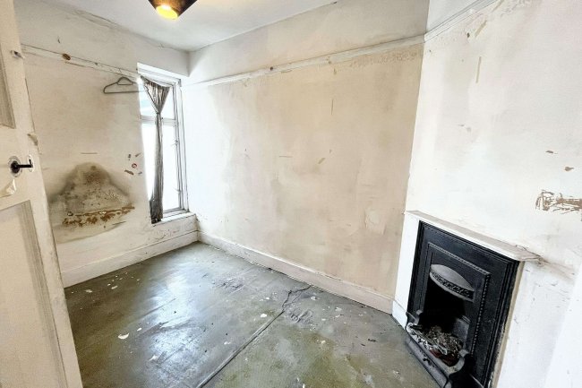 60 De'arn Gardens, Mitcham, Surrey, CR4 3AY 10