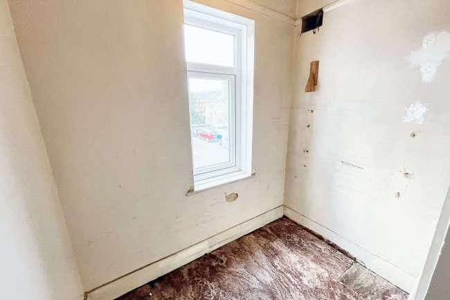 60 De'arn Gardens, Mitcham, Surrey, CR4 3AY 10