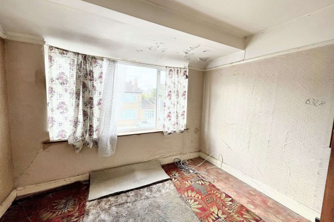 60 De'arn Gardens, Mitcham, Surrey, CR4 3AY 10