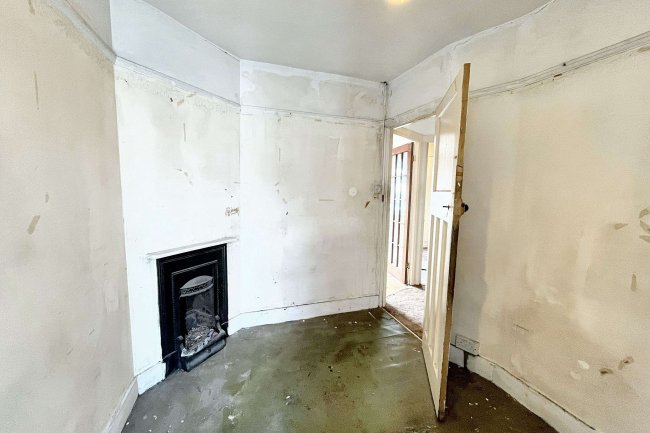 60 De'arn Gardens, Mitcham, Surrey, CR4 3AY 10