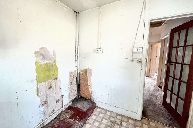 60 De'arn Gardens, Mitcham, Surrey, CR4 3AY 10