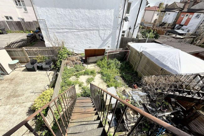 60 De'arn Gardens, Mitcham, Surrey, CR4 3AY 10