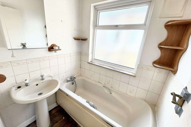 824b London Road, Sutton, Surrey, SM3 9BJ 5