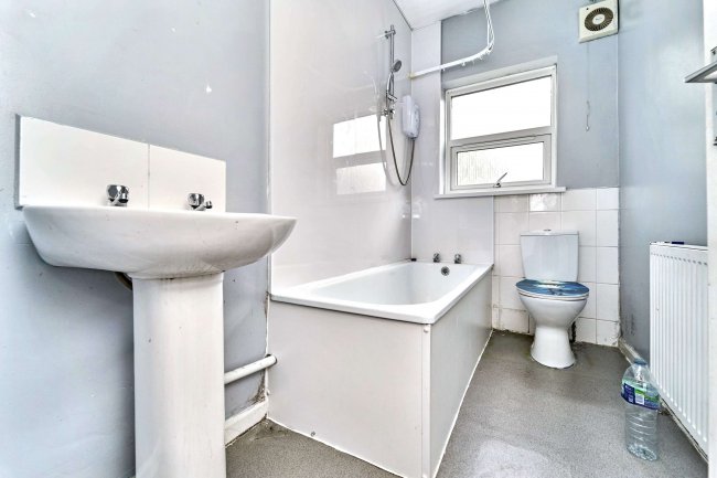 1 Myrtle Avenue, Balsall Heath, Birmingham, B12 8RF 5