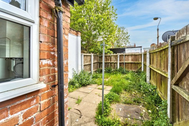 1 Myrtle Avenue, Balsall Heath, Birmingham, B12 8RF 5