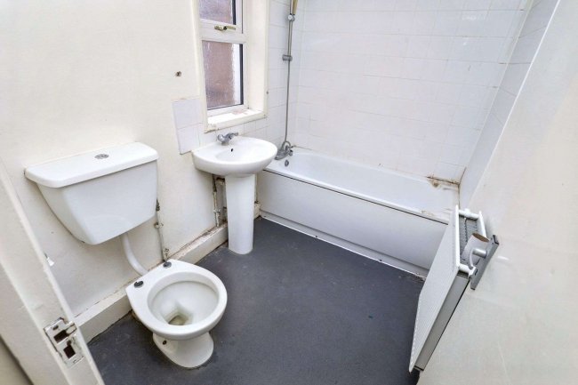 Flat A 15 Hamilton Road, Harrow, London HA1 1SU 1