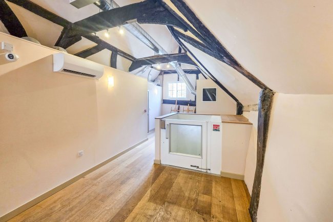 2/3 High Street, High Wycombe, Buckinghamshire HP11 2AZ 9