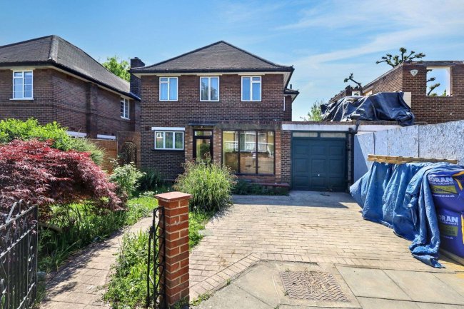 4 East Close, Ealing, London W5 3HE 4