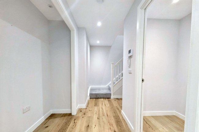 Apartment 2, 132 Battersea High Street,  Battersea, London SW11 3JR 8