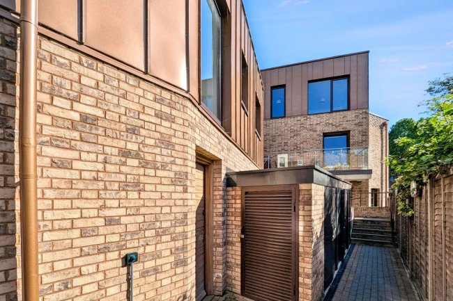 Apartment 2, 132 Battersea High Street,  Battersea, London SW11 3JR 8