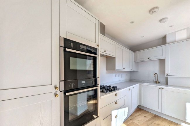 Apartment 2, 132 Battersea High Street,  Battersea, London SW11 3JR 8