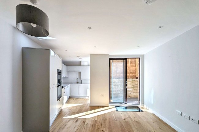 Apartment 2, 132 Battersea High Street,  Battersea, London SW11 3JR 8