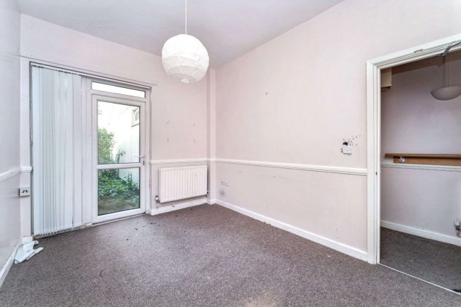 68 North End Avenue, Portsmouth PO2 9EB 6