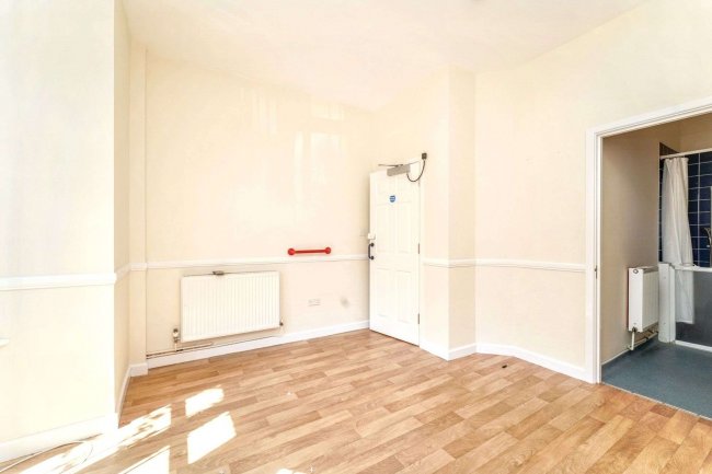 68 North End Avenue, Portsmouth PO2 9EB 6