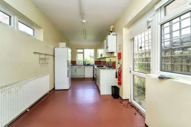 68 North End Avenue, Portsmouth PO2 9EB 6