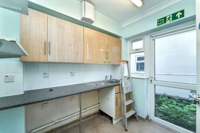 74 Central Road, Drayton, Hampshire, PO6 1QX 6