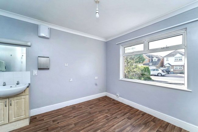 74 Central Road, Drayton, Hampshire, PO6 1QX 6