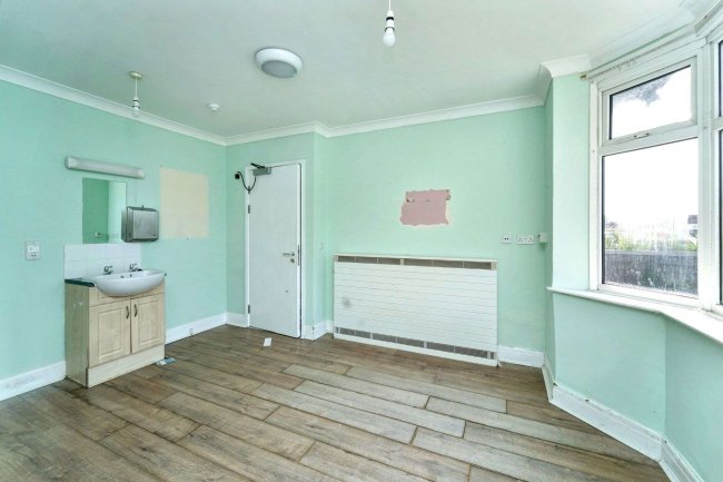 74 Central Road, Drayton, Hampshire, PO6 1QX 6