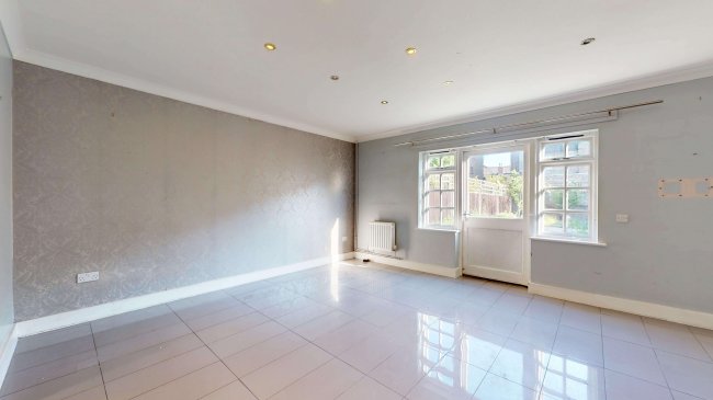 12 Brook Close, Balham High Road, Balham,  London, SW17 7BT 6