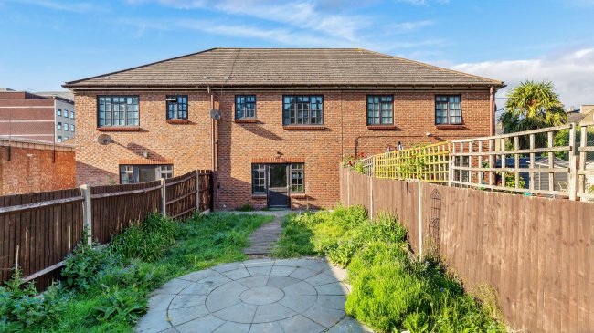 12 Brook Close, Balham High Road, Balham,  London, SW17 7BT 6